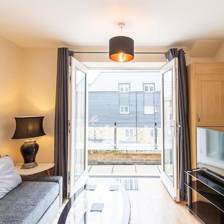 1-Bedroom Apartment With Balcony, Hoddesdon Exteriör bild