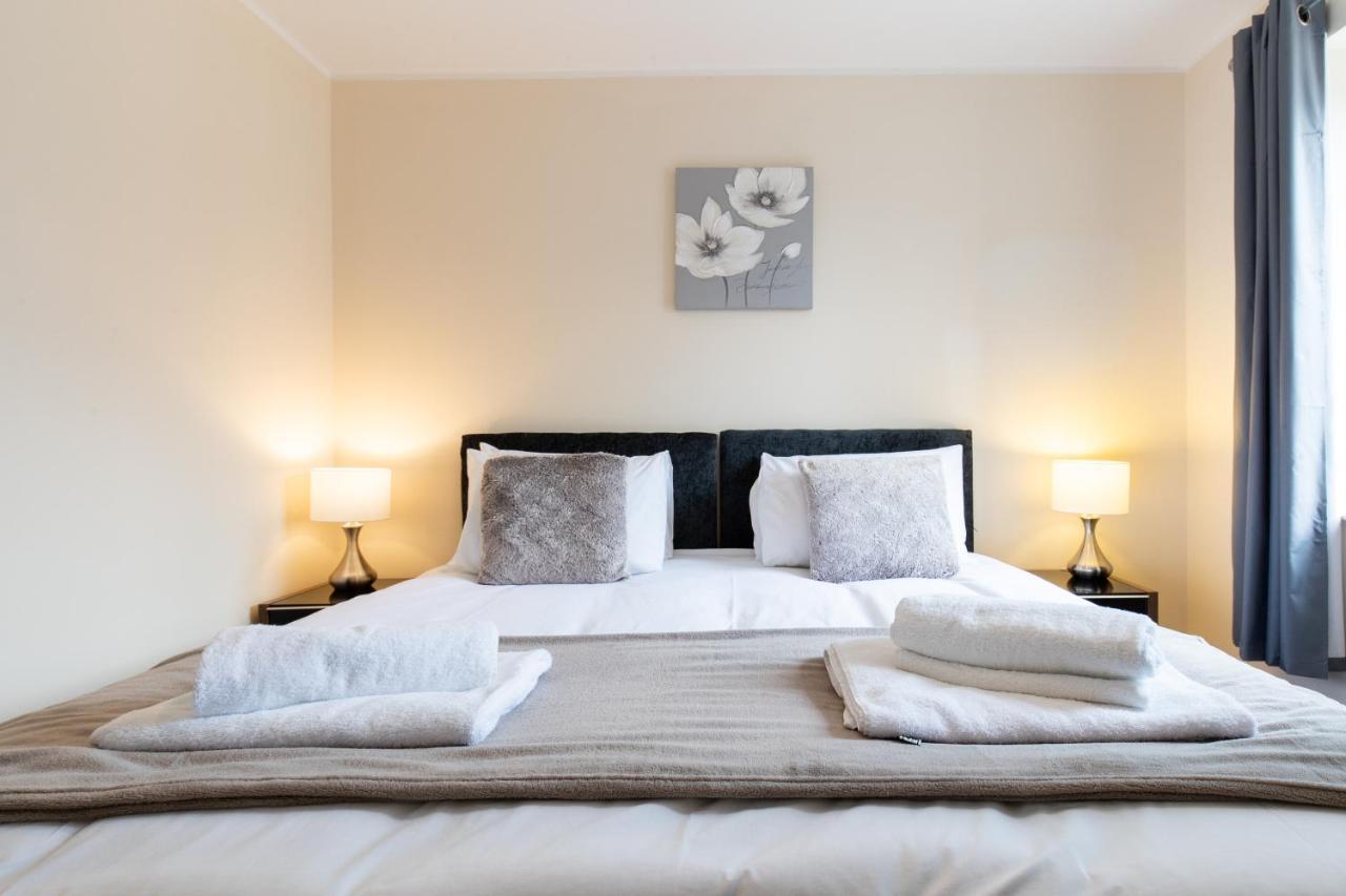 1-Bedroom Apartment With Balcony, Hoddesdon Exteriör bild