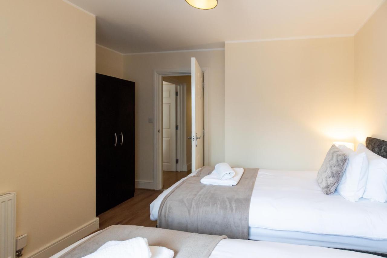 1-Bedroom Apartment With Balcony, Hoddesdon Exteriör bild