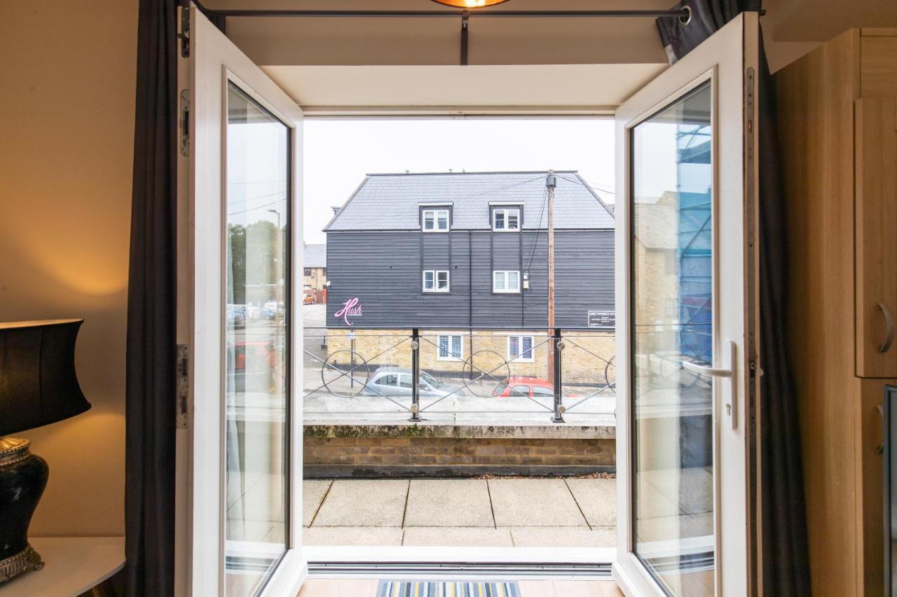 1-Bedroom Apartment With Balcony, Hoddesdon Exteriör bild