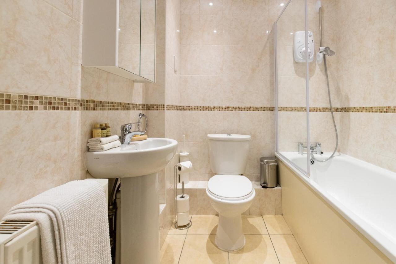 1-Bedroom Apartment With Balcony, Hoddesdon Exteriör bild