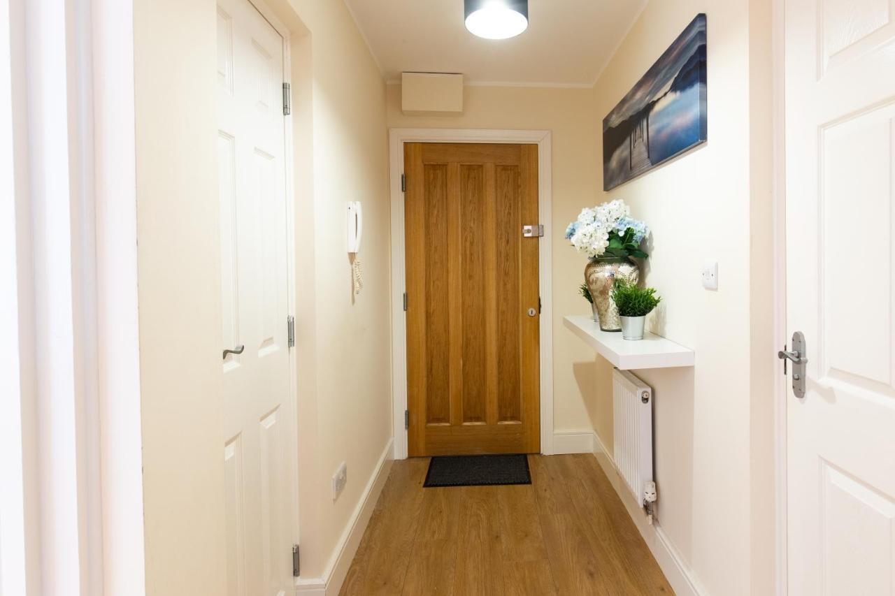 1-Bedroom Apartment With Balcony, Hoddesdon Exteriör bild