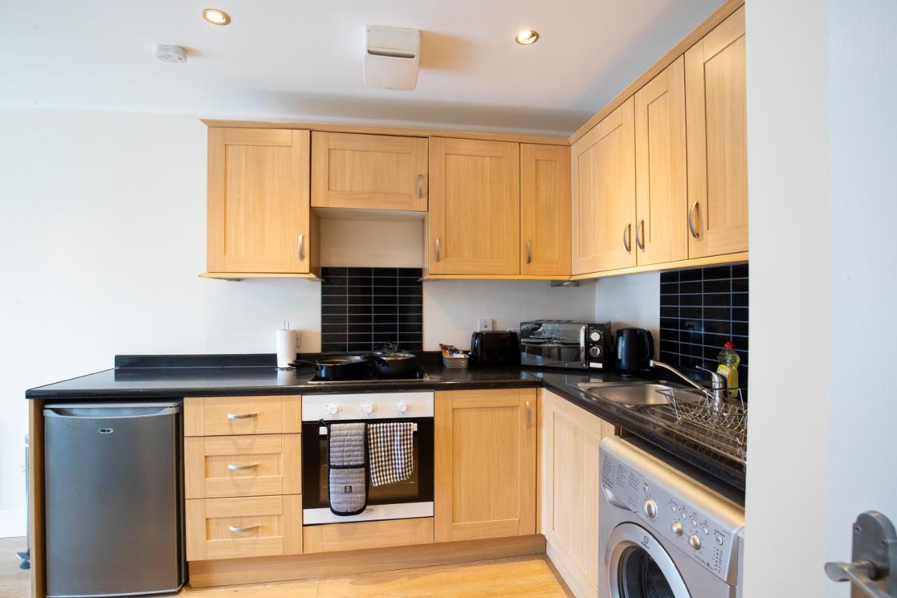 1-Bedroom Apartment With Balcony, Hoddesdon Exteriör bild