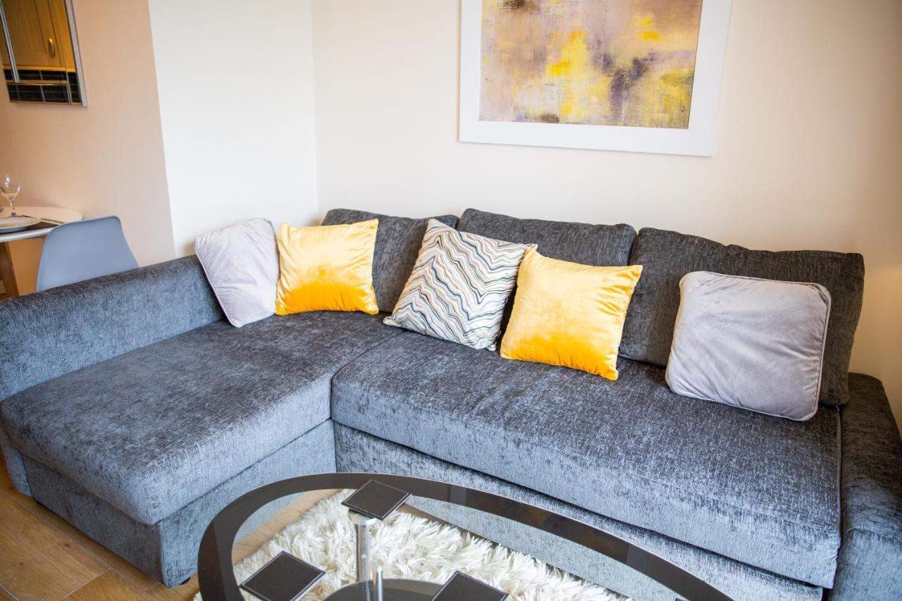 1-Bedroom Apartment With Balcony, Hoddesdon Exteriör bild