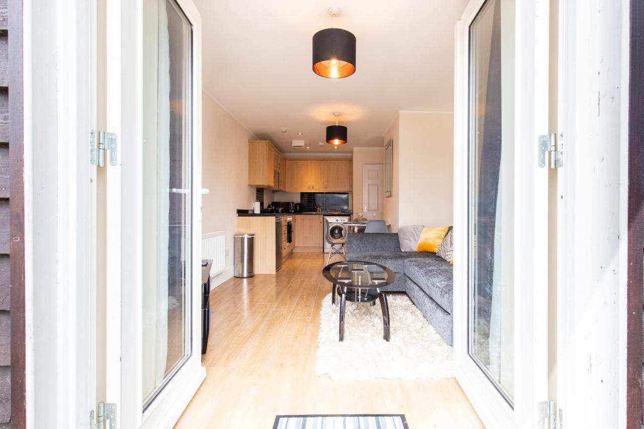 1-Bedroom Apartment With Balcony, Hoddesdon Exteriör bild
