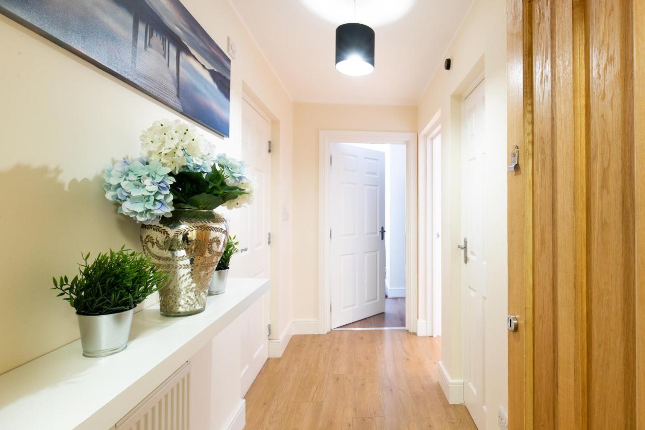 1-Bedroom Apartment With Balcony, Hoddesdon Exteriör bild